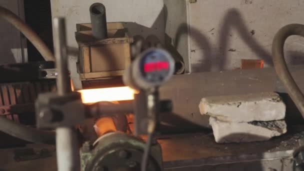 Déplacement sur un ruban métallique chaud, laminage de métal en production, phase de production de billes, processus de production dans une usine de laminage de métaux, laminage à travers des rouleaux métalliques étincelants — Video