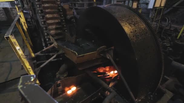 Förflyttning av metallkulor på transportören, tillverkning av metallkulor, metallkulor för slipning, förflyttning av skopor i fabriken, tillverkning av kulor — Stockvideo