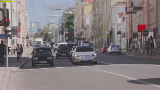Ruch uliczny. Dużo aut w mieście. ruch samochodowy na drogach — Wideo stockowe