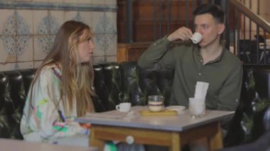 Bir kızla kafede buluşan bir adam. Genç çift randevuda.