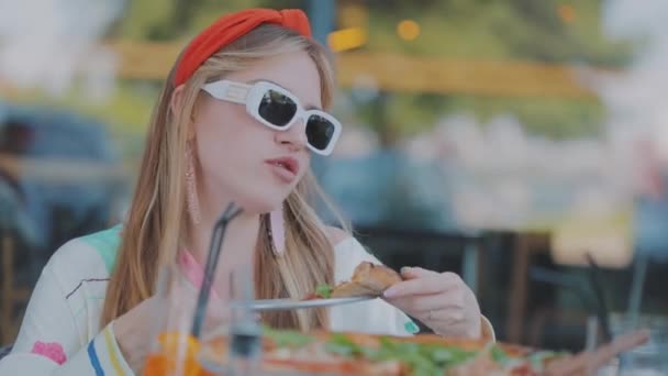 Chica comiendo pizza de cerca. Linda chica comiendo pizza — Vídeos de Stock