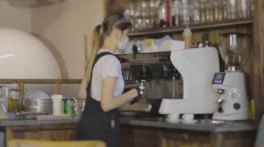 Barista bir kafede kahve yapar, şık bir kahveci, bir kafede çalışır.