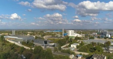 Modern fabrikaları olan sanayi bölgesi. Endüstriyel bölge üzerinde uçuş. Üst görünümü yerleştir
