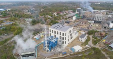 Yukarıdan modern fabrika. Modern bir fabrikanın üzerinden uçmak. Fabrika arındırma sistemli beyaz duman