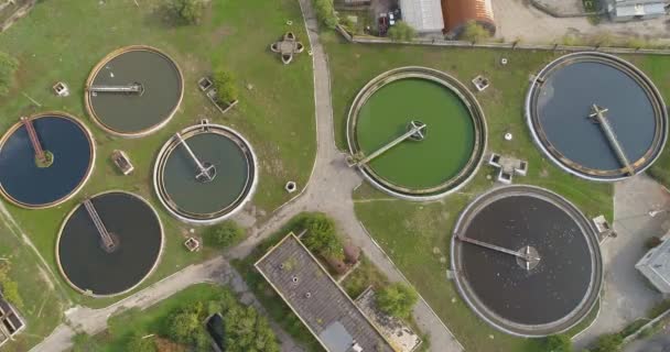 下水処理の空中ビュー。工業用水処理。水処理施設への飛行 — ストック動画