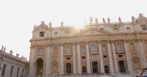 Fasaden av Sankt Peterskyrkan Rom, Italien. Sankt Peterskyrkan på S:t Petersplatsen, Rom — Stockvideo