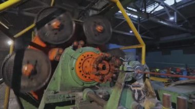 Bakır kabloyu karıştırıyorum. Makine bir fabrikada bakır telleri karıştırıyor. Kablo üretimi için bitki. Bakır kabloya yakın çekim.