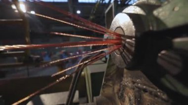 Modern bakır kablo fabrikası. Kablo üretimi için bitki. Bakır kabloyu karıştırıyorum. Bakır kabloya yakın çekim.