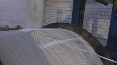 Kablo fabrikası, modern bir fabrikada kablo üretimi. Kablo fabrikasında beyaz kabloyla büyük bir makara.