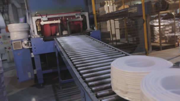 Confezionamento di prodotti per cavi, imballaggio automatizzato di cavi, linea di convogliatori per cavi. Moderno impianto di produzione cavi — Video Stock
