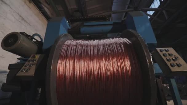 旋转线圈与铜电缆的特写。钢丝绳上的铜索 — 图库视频影像
