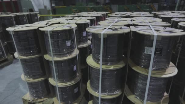 Pallets met kabelrollen. Kabelproducties — Stockvideo