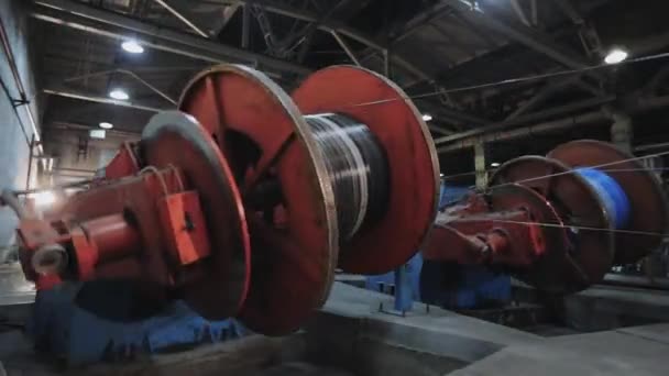 All'interno della fabbrica di cavi, una moderna fabbrica di cavi. Macchina per torsione cavi, interni industriali — Video Stock