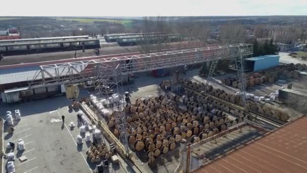 Een kabel in een vrachtwagen laden. Afgewerkte kabelproducten, Babin met kabel klaar om naar de klant te worden verzonden — Stockvideo