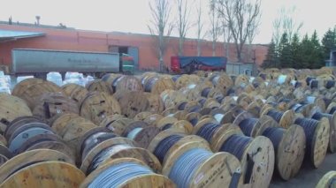Kablolu bir sürü makarası var. Kabloyla makaraların üzerinden uçmak. Kablo fabrikası