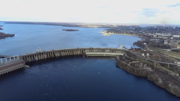 Een dam in de stad Zaporozhye. Groot zicht vanuit de dam. Waterkrachtcentrale vanuit de lucht, Zaporizhia, Oekraïne — Stockvideo