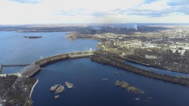 Ukrajina, město Zaporozhye letecké panorama. Obecný plán přehrady a města Zaporozhye — Stock video