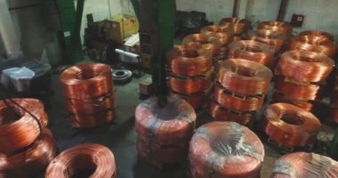 Kablo fabrikasında çalışıyorum. Erkekler bakır kabloyla babun taşıyor.