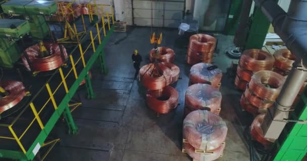 Pracovní postup v továrně na kabely. Muži pohybující cívkami s měděným kabelem — Stock video