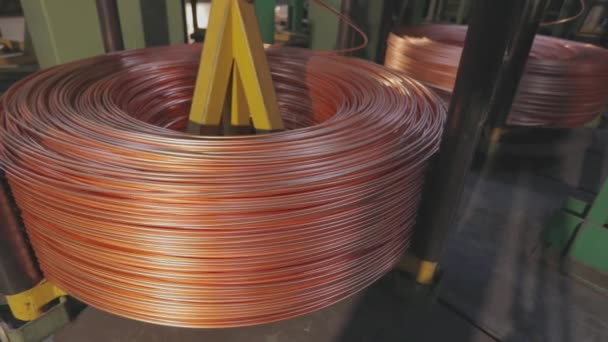 Primer plano de fabricación de cables de cobre. Cable de cobre, una bobina de cable de cobre. — Vídeos de Stock