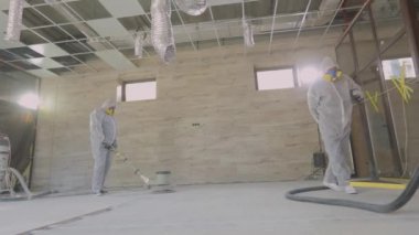 İnşaat alanında beton zeminde çalışıyorum. İnşaat alanında çalışma süreci. İşçiler beton döşeme yapıyor