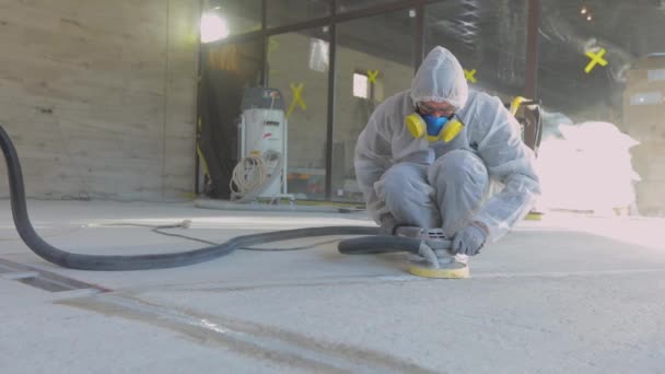 İnşaat alanında beton zeminde çalışıyorum. İnşaat alanında çalışma süreci. İşçiler beton döşeme yapıyor — Stok video