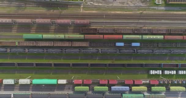 I treni merci si trovano al bivio ferroviario vista dall'alto. Sorvolare un grande incrocio ferroviario. — Video Stock