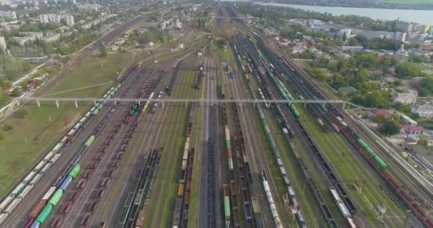 Pociągi stoją na skrzyżowaniu kolejowym widok z góry. Leć nad dużą liczbą pociągów towarowych. Na dużym skrzyżowaniu jest wiele pociągów.. — Wideo stockowe