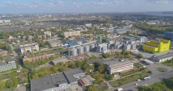 Een moderne gele fabriek, een fabriek met een moderne gele buitenkant vanuit de lucht. Gele plant — Stockvideo