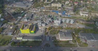 Endüstriyel bölge üzerinde uçuş. Birçok fabrika üst üste görünür. Modern fabrikaları olan sanayi bölgesi. Üst görüşü yerleştir. Sarı bitki