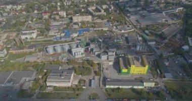 Endüstriyel bölge üzerinde uçuş. Birçok fabrika üst üste görünür. Modern fabrikaları olan sanayi bölgesi. Üst görüşü yerleştir. Sarı bitki