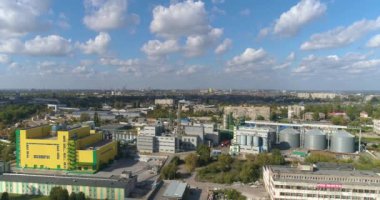 Modern fabrika manzaralı. Modern bir fabrikanın yakınında. Bitkinin bacasından duman çıkıyor. Sanayi bölgesi