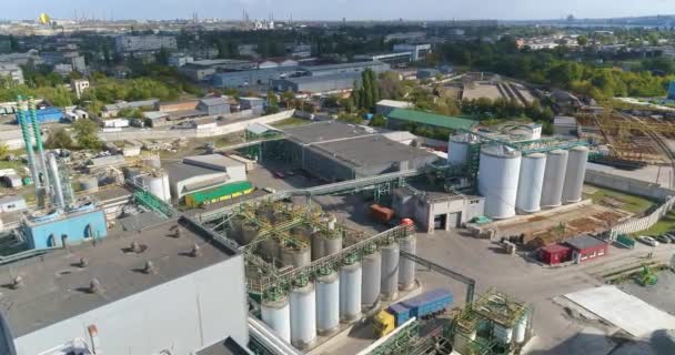 Vlieg over een moderne fabriek. Over het dak van een moderne fabriek. Overspannen over het dak van een moderne fabriek. — Stockvideo