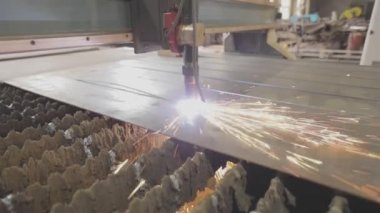 Metal cnc makinesi kesiliyor, otomatik plazma kesimi
