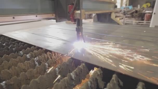 Cortar la máquina cnc de metal, corte automático de plasma — Vídeo de stock