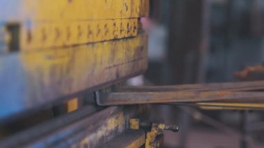 Metal öğütme makinesinden çıkan kıvılcımlar. # Öğütücü tekerlekten kıvılcımlar, gıcırdayan tekerlek yakın çekim #