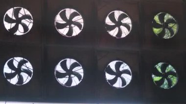 Fabrikada birçok endüstriyel fan var. Fabrikadaki atölyenin havalandırması.