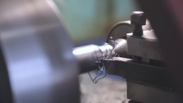 Metal lathe närbild slow motion. Svarv, metallbearbetning, — Stockvideo