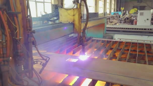 Werk gas snijden. Gassnijden in een fabriek. Het snijden van metalen gaten op een CNC-machine — Stockvideo