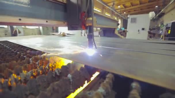 Cortando espaços em branco de metal em uma máquina CNC. Corte de gás de trabalho. Corte de gás em uma fábrica. — Vídeo de Stock