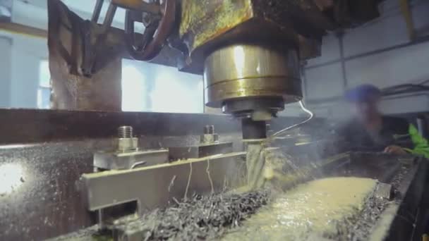 Freesmachine in productie. Bewerking van een metalen onderdeel op een freesmachine — Stockvideo