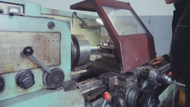 Metal lathe close-up. Lathe, metal processing, — Stock Video