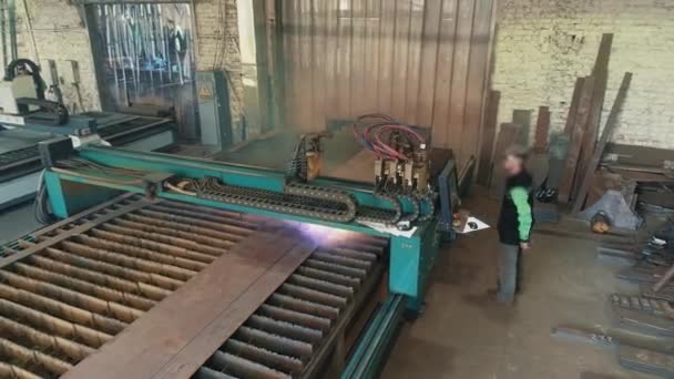 Soudage au gaz cnc machine vue de dessus. Coupe de gaz de travail. Coupe de gaz dans une usine. Découpe de flans métalliques sur une machine CNC — Video