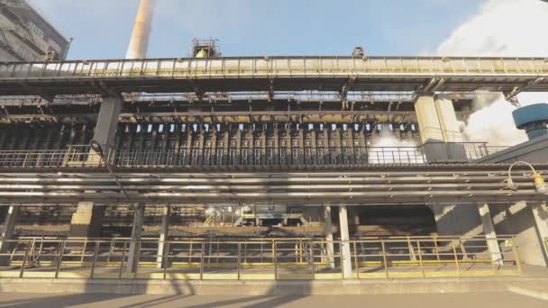 Koksofenkohleproduktion. Metallurgisches Unternehmen. Kühlung der Kokskohle nach dem Koksvorgang. — Stockvideo