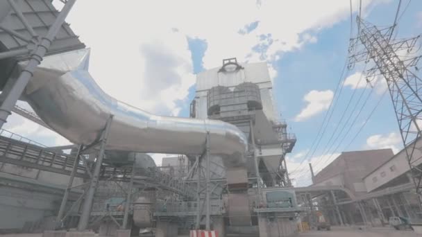 Gloomy exterior of a large factory. Metal structures at the factory. Video from the territory of a large factory — Stock Video