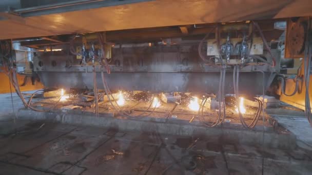 Procédé de production de métal dans une usine métallurgique. Métal rouge chaud dans une usine moderne. Usine métallurgique moderne — Video