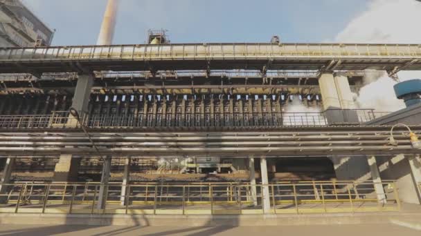 Äußere einer modernen Fabrik. Metallkonstruktionen in einer großen Fabrik. Äußere eines Großunternehmens — Stockvideo