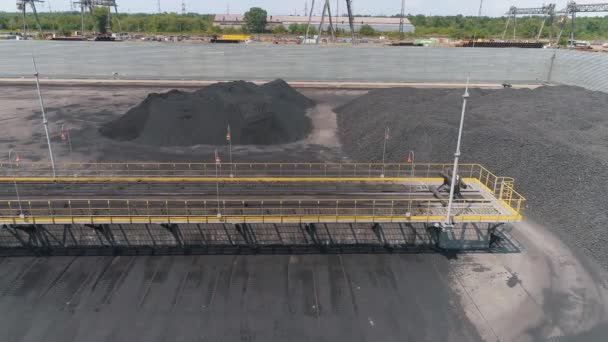 Vuelo sobre un almacén de carbón al aire libre. Carbón del horno de coque en el almacén al aire libre vista superior. — Vídeos de Stock