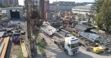 Metal ürün antenli bir kamyonu yüklemek. Metaoik ürün kamyona yüklendi. Metalli depo