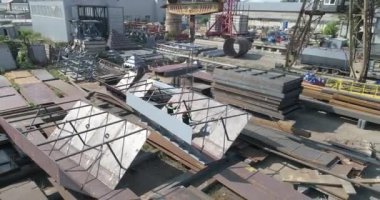 Metal ürün antenli bir kamyonu yüklemek. Metaoik ürün kamyona yüklendi. Metalli depo